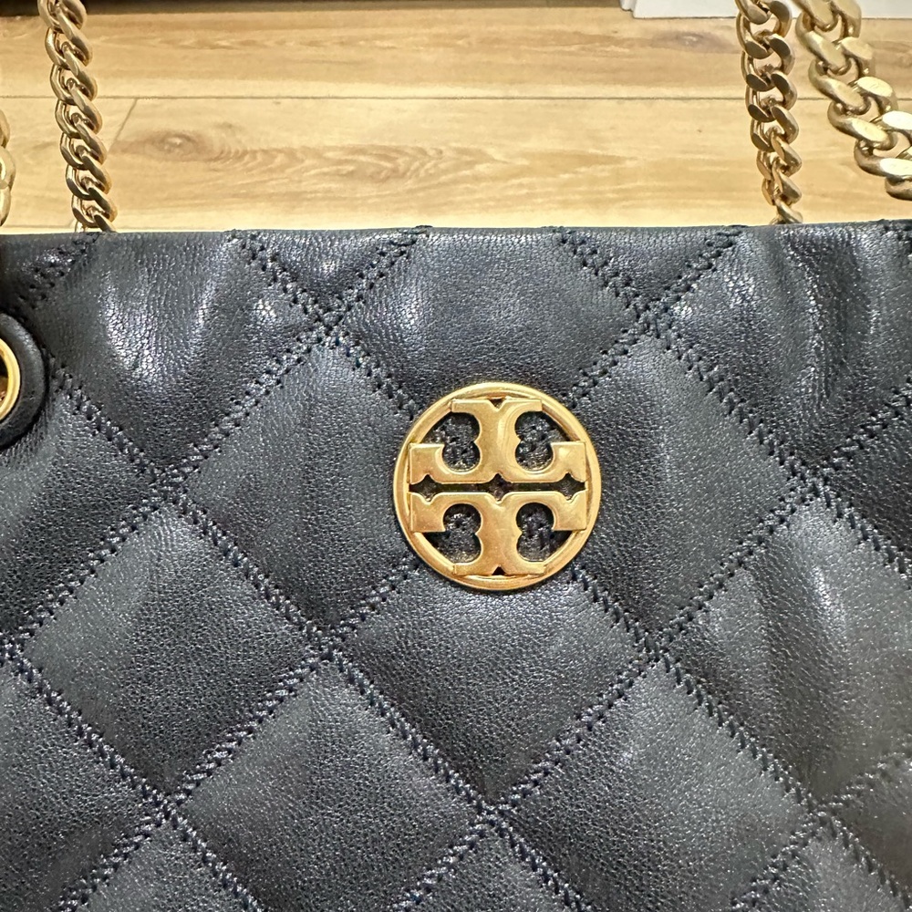 LIKE NEW- Tory Burch shoulder purse - Picture 3 of 6